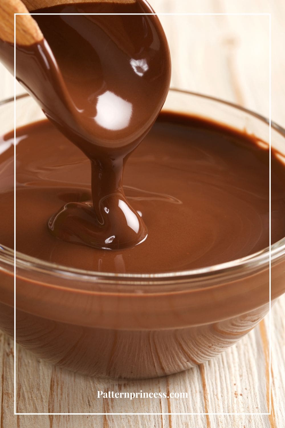 Melted chocolate in bowl