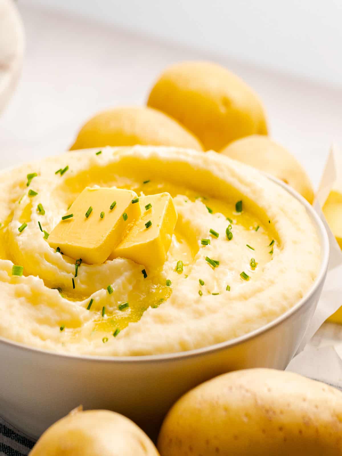 CREAMY SOUR CREAM MASHED POTATOES WITH CHIVES