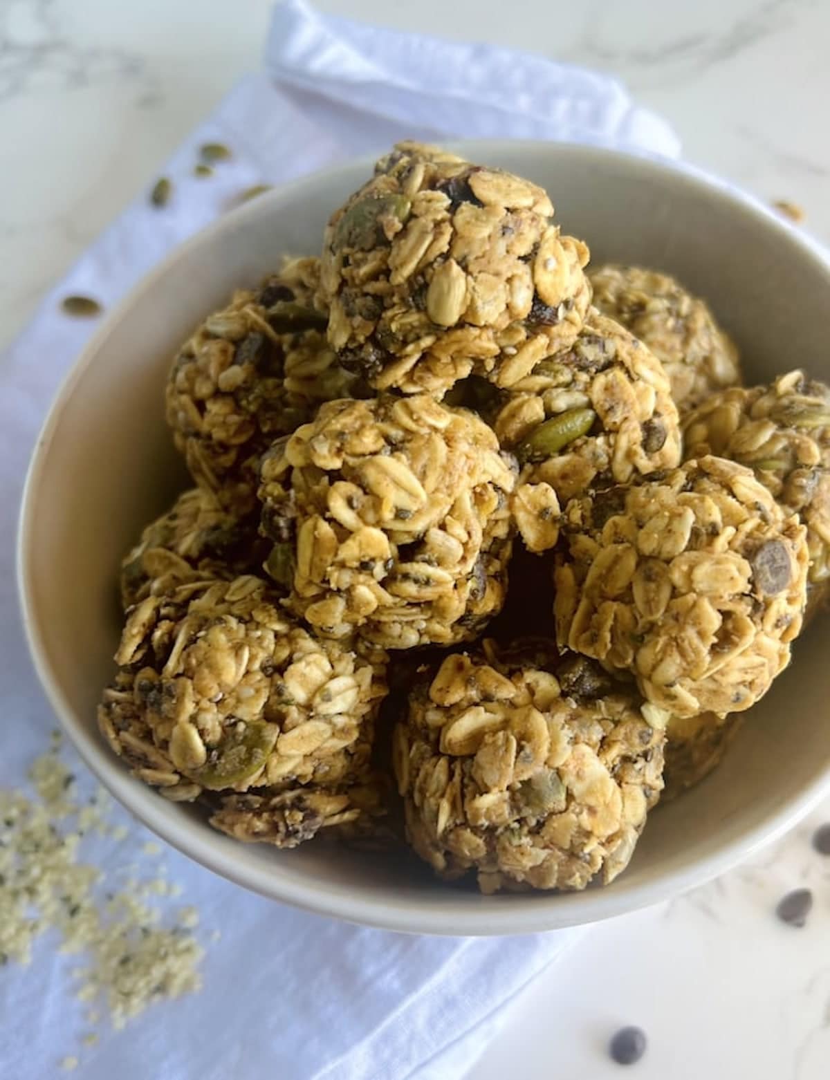 NO-BAKE PEANUT BUTTER ENERGY BALLS