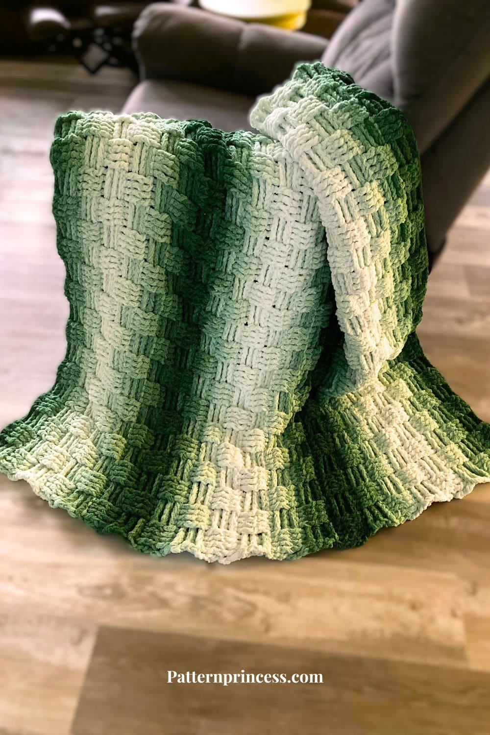 chunky yarn crochet blanket in ombre yarn