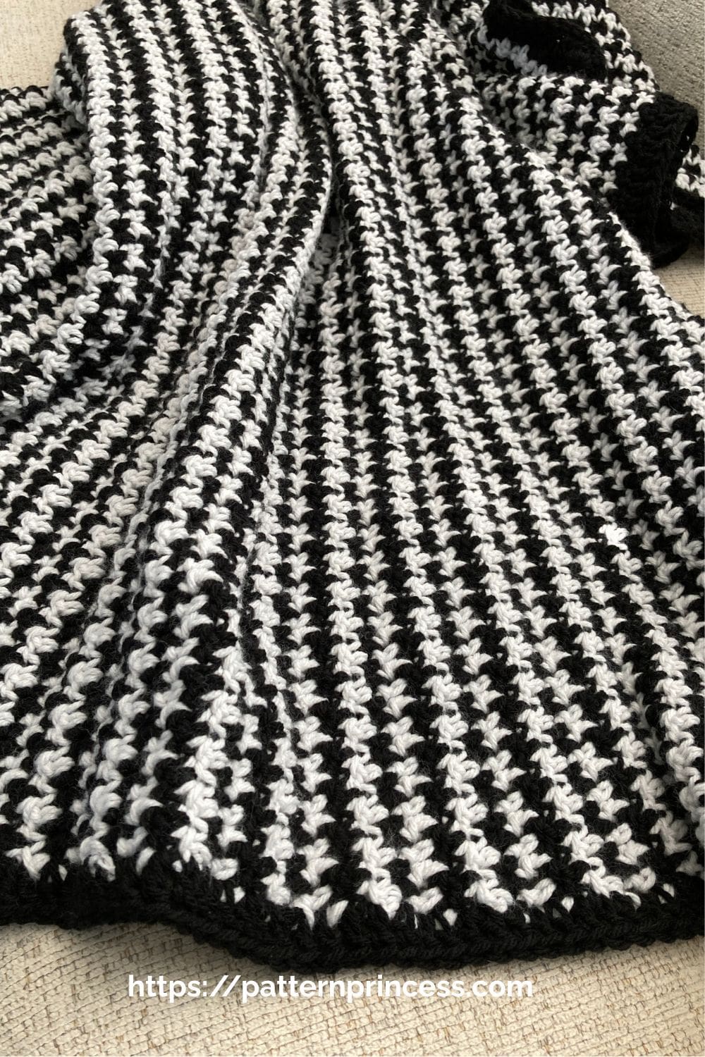 close up of lemon peel stitch in black and light grey